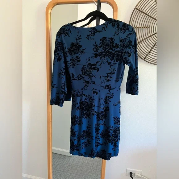 Women’s dress - Picture 2 of 2